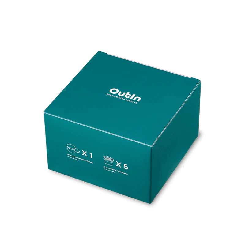 Елегантната зелена кутия изпъква на видно място логото „Комплект кошници Outin Nano“, което показва един основен артикул заедно с пет по-малки артикула, стилно изброени в бял текст.