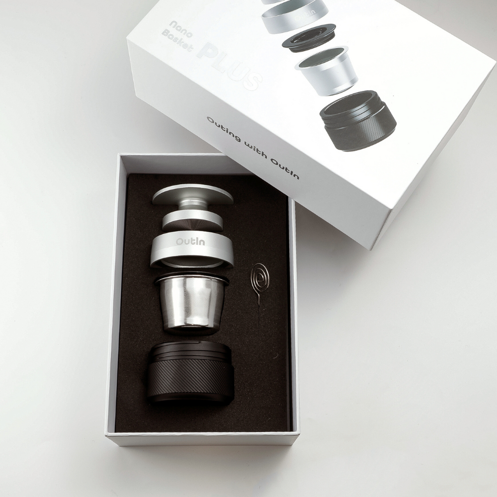 Опакован в кутия "Комплект за двойно еспресо Nano Basket Plus"—метален комплект от 3 части, идеален за всяка портативна кафемашина.