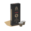 Кутия Кафе капсули Musetti® Gold Cuvée, съвместима със системата Nespresso и идеална за всяко Outin приключение, е елегантно изложена с две капсули, разположени до нея.