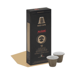 Кутия Кафе капсули Musetti® Gold Cuvée, съвместима със системата Nespresso и идеална за всяко Outin приключение, е елегантно изложена с две капсули, разположени до нея.