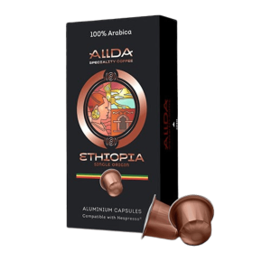 Елегантната опаковка на Кафе капсули ALLDA Specialty Coffee ETHIOPIA 100% Арабика се отличава с илюстрован етикет, изобразяващ две бронзови капсули на видно място отпред.