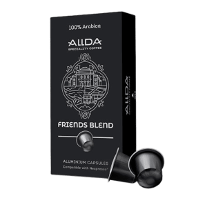 Кафе капсули ALLDA Specialty Coffee FRIENDS BLEND, представени в декоративна черна кутия с етикет 100% Арабика, са готови за употреба и са съвместими с машини Nespresso.