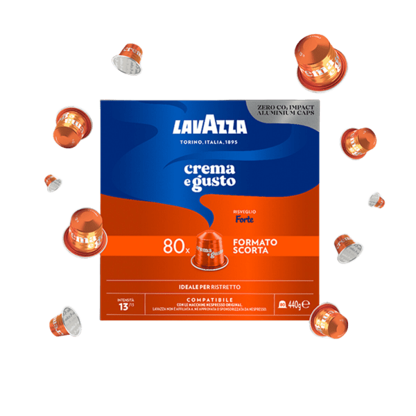 Кутията на Кафе капсули Lavazza Crema e Gusto FORTE, включваща 80 Nespresso-съвместими капсули, е заобиколена от отделни Outin-съвместими капсули за изключителна напитка всеки път.