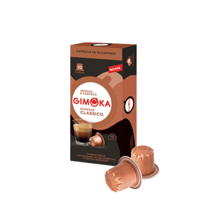 Кутия с кафе капсули Кафе капсули GIMOKA Classico с две съвместими с Nespresso капсули, елегантно изложени до кутията.