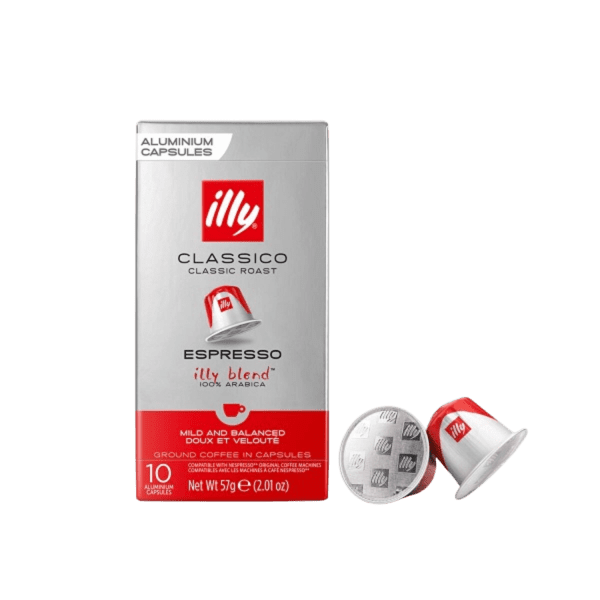 Кутия кафе капсули illy® Classico, съвместима със системата Nespresso и съдържаща 10 капсули, се намира до две отделни капсули. Те са с елегантен етикет "Classico Classic Roast" в червено и бяла опаковка - идеални за вашия ежедневен ритуал с кафе Outin.