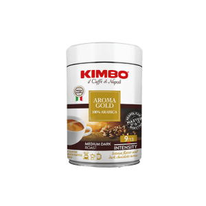 Мляно кафе KIMBO Aroma Gold 100% Арабика, опаковано в метална тенекия от 250 г, представя средно тъмно печене с интензитет 9 от 13. С изображение на чаша за кафе и италианското знаме е идеално за начало на деня или да се наслаждавате на спокойни следобеди.