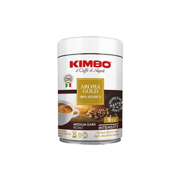 Мляно кафе KIMBO Aroma Gold 100% Арабика, опаковано в метална тенекия от 250 г, представя средно тъмно печене с интензитет 9 от 13. С изображение на чаша за кафе и италианското знаме е идеално за начало на деня или да се наслаждавате на спокойни следобеди.