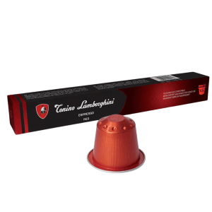 Кафе капсули Tonino Lamborghini RED са опаковани в елегантна брандирана кутия, изобразяваща емблематичното лого и детайли на продукта.
