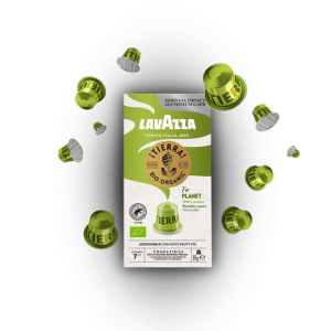 Опаковка Кафе капсули Lavazza TIERRA Bio Organic 100% Арабика, съвместима със системата Nespresso, е изкусно заобиколена от разпръснати капсули на чист бял фон, създавайки примамлив дисплей. Подобрете ежедневното си кафе изживяване с богатия аромат и вкус, като същевременно възприемате екологичния подход на Outin.