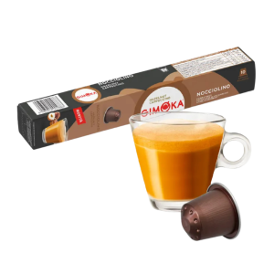 Outin капсула за кафе и чаша с пенлива напитка, разположени на фона на кутия Gimoka Pistacchino.