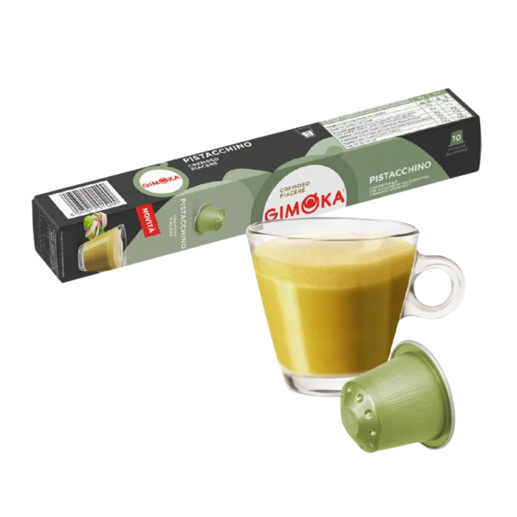 Кутия с шушулки GIMOKA PISTACCHINO до чаша зелено кафе с каймак и шушулка Outin на преден план.