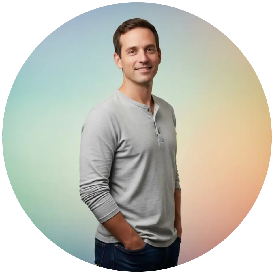 Мъж в светлосива риза с дълъг ръкав стои уверено, идеален за модерния, мек градиентен фон на уебсайта Elementor.