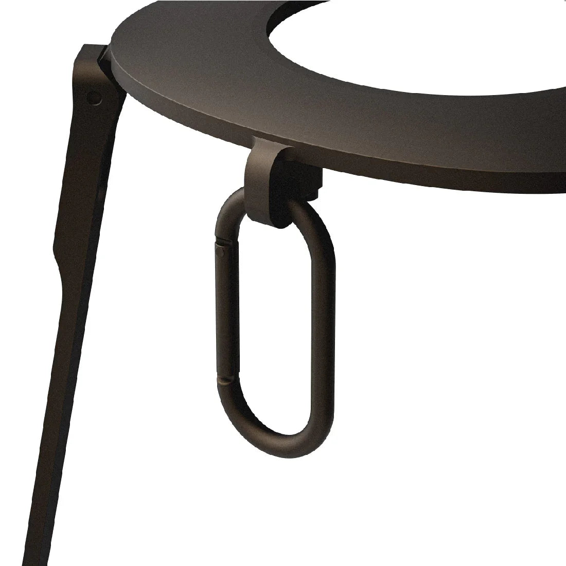 Близък план на Сгъваема стойка за кафемашина Outin с висящ карабинер, до Силиконова подложка за кафе Outin.